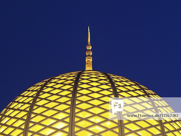Beleuchtete Kuppel der Großen Sultan-Qabus-Moschee bei Nacht  Muscat  Oman  Asien