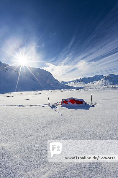 Zelt mit Sonne im Schnee  Kungsleden oder Königsweg  Provinz Lappland  Schweden  Skandinavien  Europa