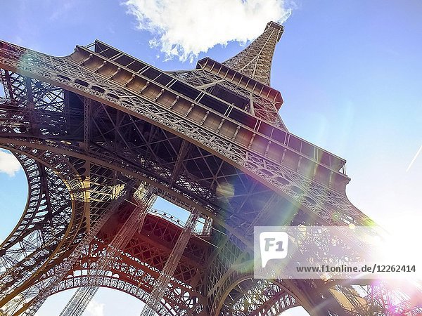 Eiffelturm von unten nach oben im Sonnenuntergang Paris Frankreich Europa