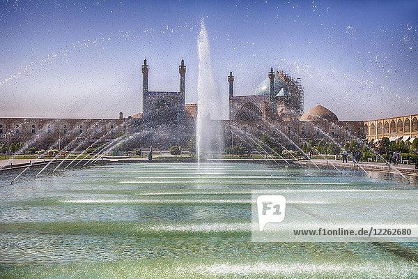 Fountain in front of Jameh Mosque of Isfahan  Isfahan  Iran  Asia