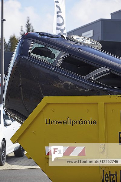 Auto im Müllcontainer  Rheinland-Pfalz  Deutschland  Europa