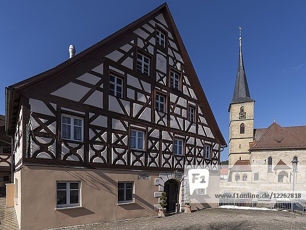 Historisches  fränkisches Fachwerkhaus von 1711  Gasthaus  rechts Pfarrkirche St. Walburga  1722  Kirchröttenbach  Mittelfranken  Bayern  Deutschland  Europa