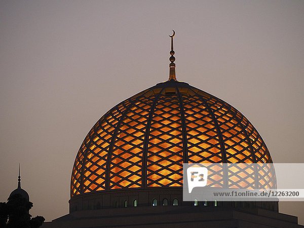 Abendstimmung  beleuchtete Kuppel der Großen Sultan Qabus Moschee  Muscat  Oman  Asien