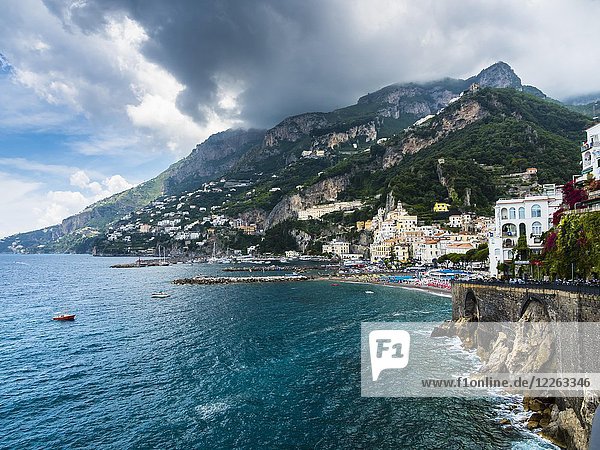 Blick auf Amalfi  Region Amalfi  Halbinsel Sorrent  Amalfiküste  Kampanien  Italien  Europa
