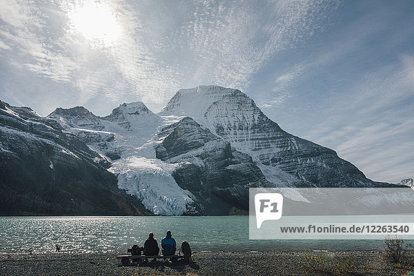 Kanada  British Columbia  Mount Robson Provincial Park  zwei Wanderer rasten am Berg Lake