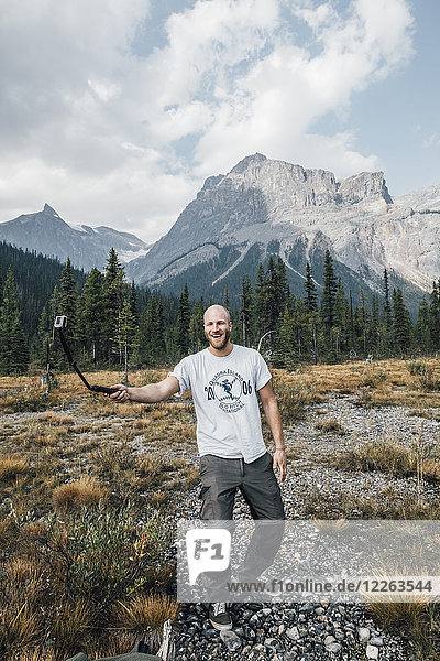 Kanada  British Columbia  Yoho-Nationalpark  glücklicher Mann mit Selfie-Stick