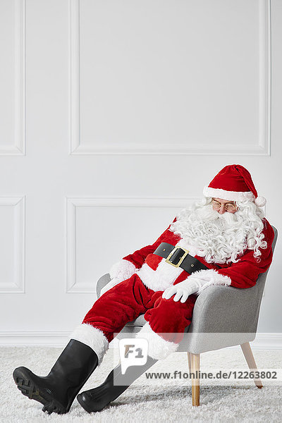 Weihnachtsmann im Sessel schlafend