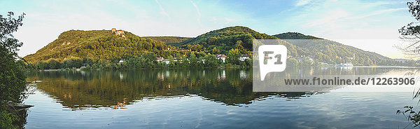 Österreich  Niederösterreich  St. Andrae-Wördern  Greifenstein  Panoramablick auf Burg Greifenstein und Donau