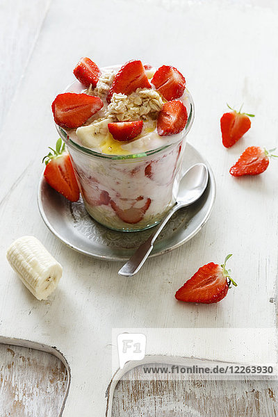Erdbeer-Bananen-Parfait mit Haferflocken und Joghurt im Glas