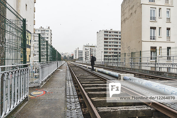 Frankreich  Paris  Mann  der auf verlassenen Bahngleisen läuft