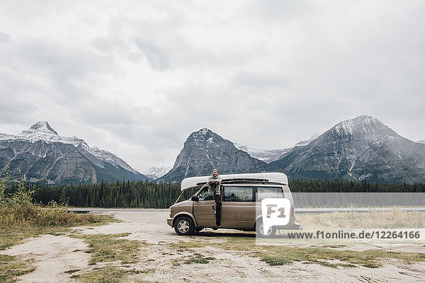 Kanada  Alberta  Banff National Park  Mann mit Minivan am Icefields Parkway