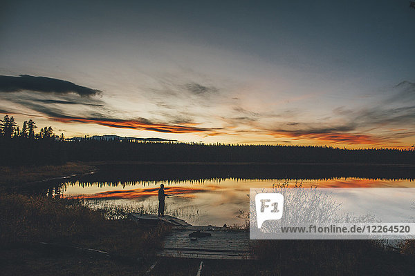 Kanada  British Columbia  Angeln am Duhu Lake bei Sonnenuntergang