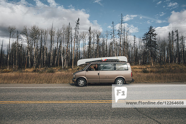 Kanada  British Columbia  Mann mit Minivan am Alaska Highway