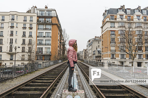 Frankreich  Paris  Frau steht zwischen verlassenen Eisenbahnschienen