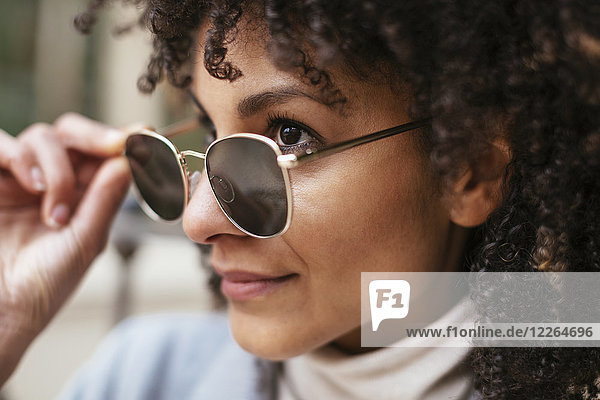 Porträt einer lächelnden Frau mit Sonnenbrille