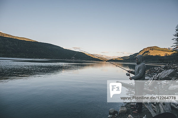 Kanada  British Columbia  Mann beim Angeln am Kinbasket Lake