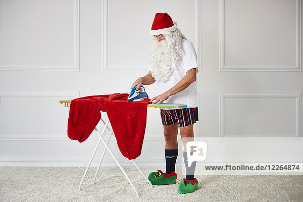 Der Weihnachtsmann bügelt sich die Hosen.