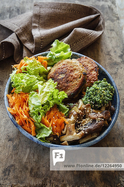 Buddha Bowl  Salat mit Karotten  Quinoa-Plätzchen  Shitake-Pilzen und Bärlauchpaste