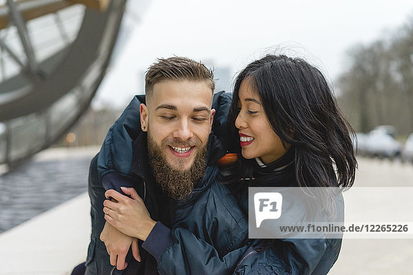 Frankreich  Paris  glückliches junges Paar