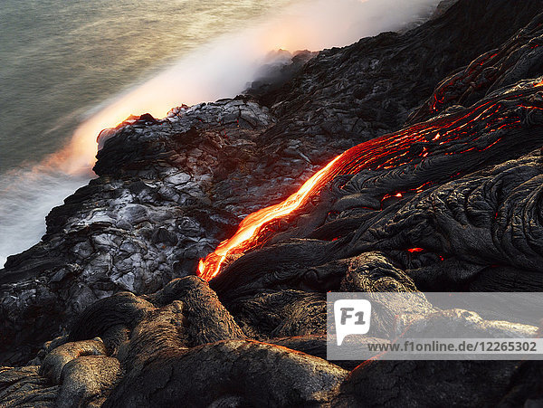 Hawaii  Big Island  Hawai'i Volcanoes National Park  Lava fließt in den pacfic Ozean