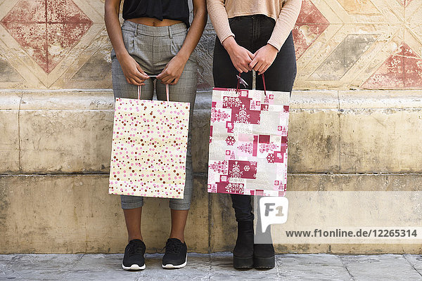 Zwei Frauen mit Einkaufstaschen  Teilansicht