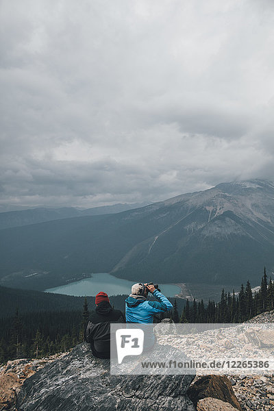 Kanada  British Columbia  Yoho Nationalpark  Wanderer am Mount Burgess mit Blick auf den Emerald Lake