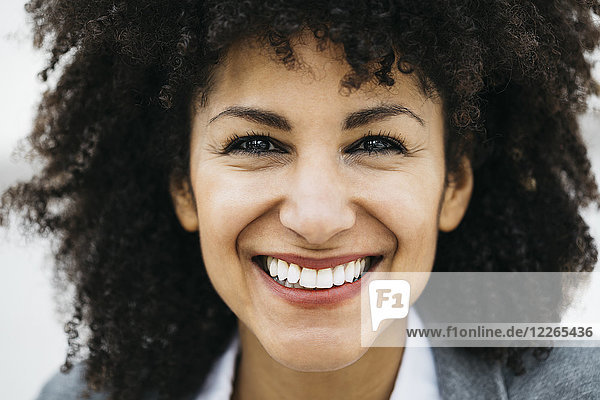 Porträt einer glücklichen Frau mit lockigem Haar