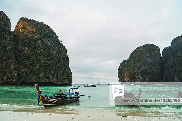 Thailand  Phi Phi Phi Inseln  Ko Phi Phi Phi  vertäute Langheckboote