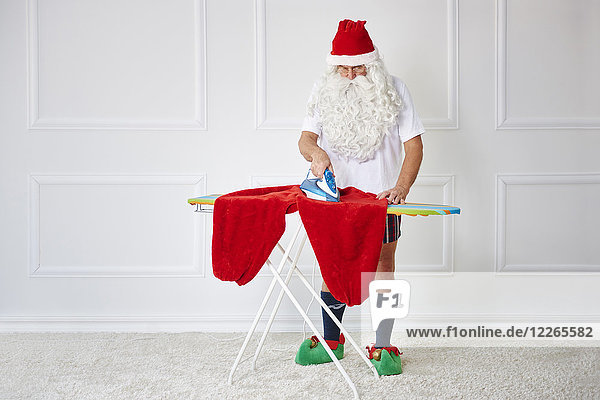 Der Weihnachtsmann bügelt sich die Hosen.
