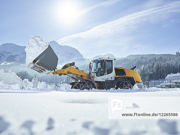 Österreich  Tirol  Hochfilzen  Schneeräumdienst  Schneeräumung mit Radlader