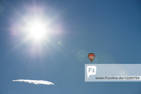 Österreich Salzkammergut Heißluftballon in der Sonne