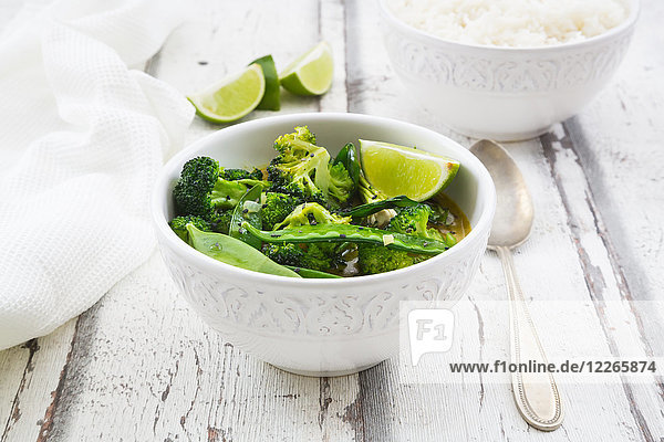 Grünes Thai-Curry mit Brokkoli  Pak Choi  Zuckerschoten  Babyspinat  Limette und Reis