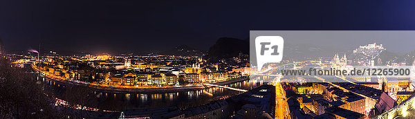 Österreich,  Salzburg,  Stadtbild bei Nacht von Mönchsberg aus gesehen