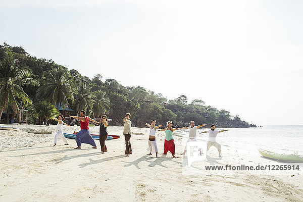 Thailand  Koh Phangan  eine Gruppe von Menschen  die Yoga am Strand machen.