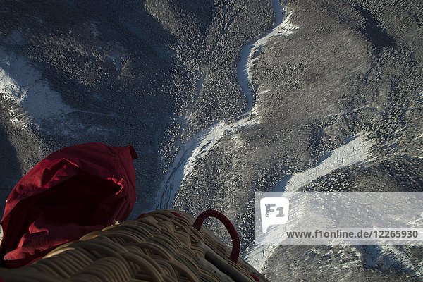 Österreich  Salzkammergut  Luftbild der Winterlandschaft vom Heißluftballon aus gesehen