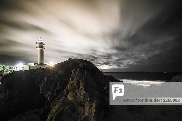 Spanien Kanarische Inseln Gran Canaria Leuchtturm Faro de Taliarte bei Nacht