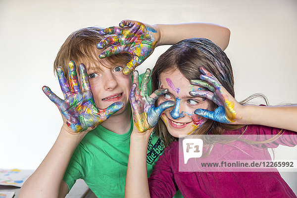 Junge und Mädchen  Fingerfarbe auf den Händen