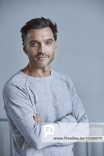 Porträt eines Mannes mit Stoppeln in grauem Sweatshirt