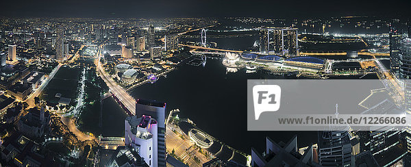 Singapur Skyline bei Nacht mit Marina Bay von der Alitude Bar aus gesehen