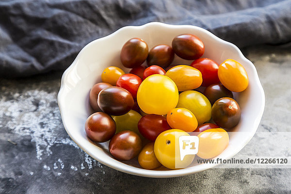 Schale mit Mini-Tomaten