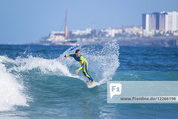 Spanien  Teneriffa  junger Surfer