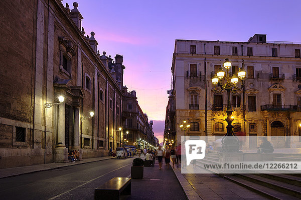 Italien  Sizilien  Palermo  Piazza Pretoria und Via Mequeda bei Abenddämmerung