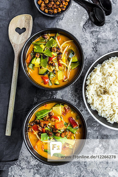 Rotes Curry in Schalen  Reis und geröstete Kichererbsen