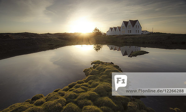 Island  Straumur  Reihenhäuser bei Sonnenuntergang