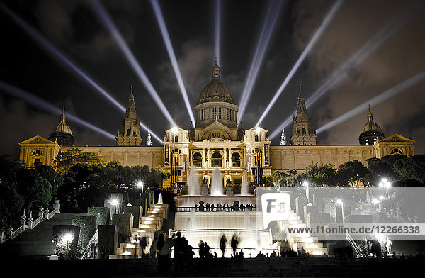 Spanien Bacelona Blick auf beleuchtetes Nationales Kunstmuseum von Katalonien bei Nacht