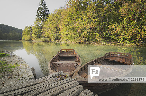 Kroatien Nationalpark Plitvicer Seen Ruderboote am Steg