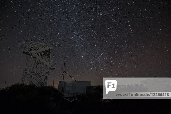 Spanien Kanarische Inseln Teneriffa Teide Sternwarte bei Nacht