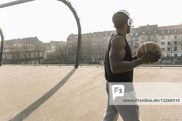 Basketballspieler mit Kopfhörer auf dem Platz