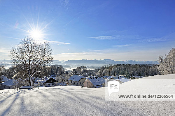 Deutschland  Bayern  Eurasburg  Blick ins Loisachtal im Winter