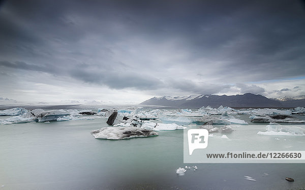 Island Südisland Joekulsarlon Gletschersee Eisberge